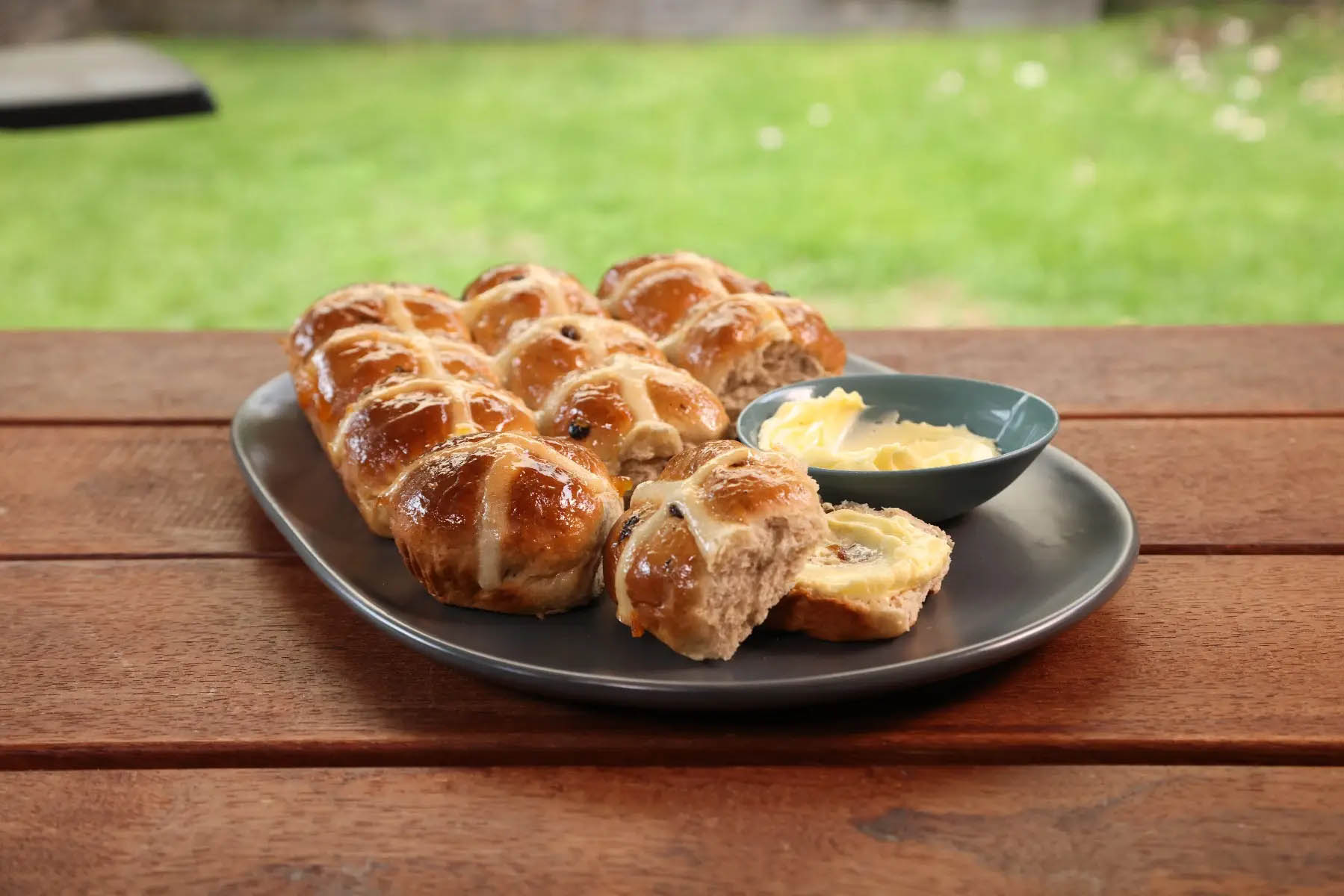 How to cook hot cross buns on the barbecue Sunshine Mitre 10